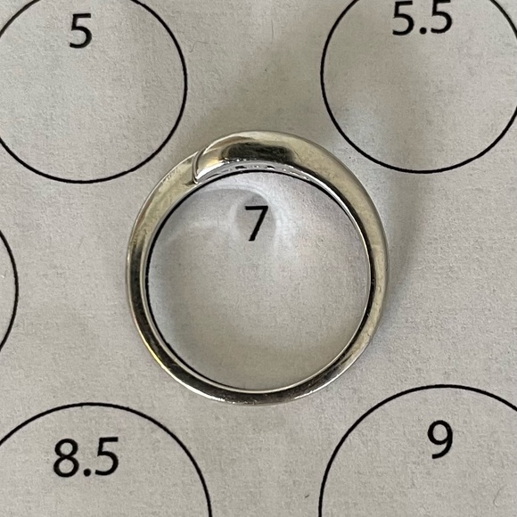 SOLD! 10K solid white gold diamond trilogy bypass ring - Picture 6 of 6